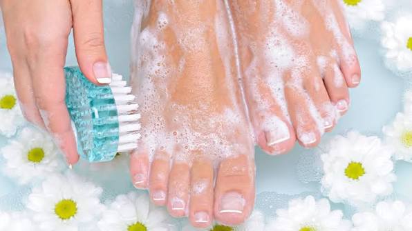 Toenail Fungus Signs: Everyday Checklist